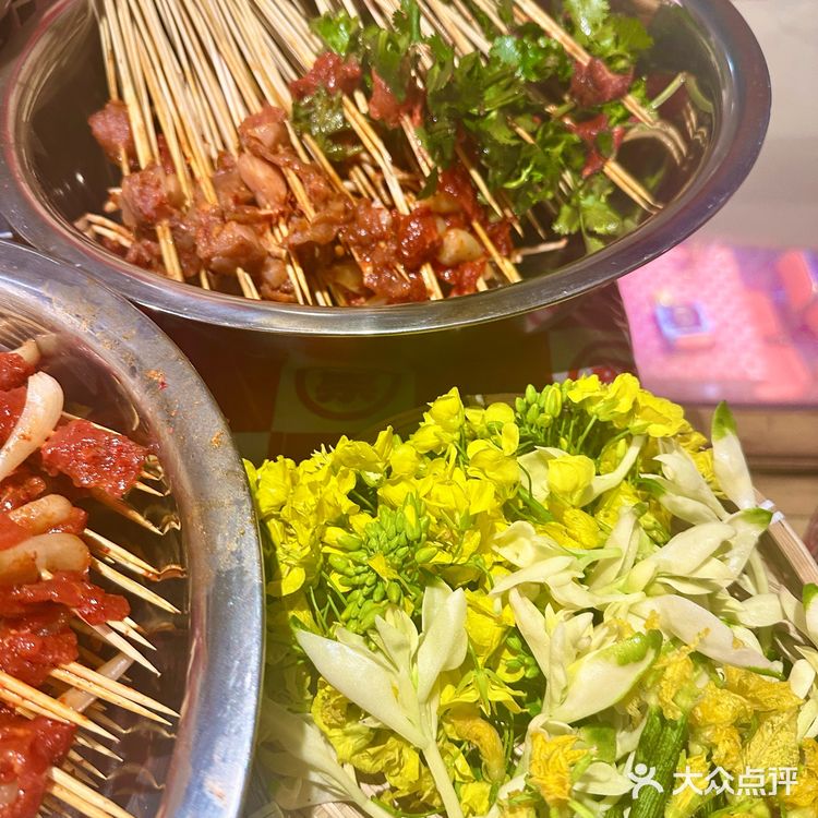 春天吃串串的仪式感！把整片油菜花田涮进红汤里