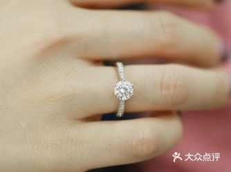 买定制的钻戒就是容易选择困难…好看的太多了