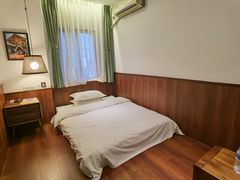 -拖板鞋咖啡旅行酒店(春熙路地铁站店)
