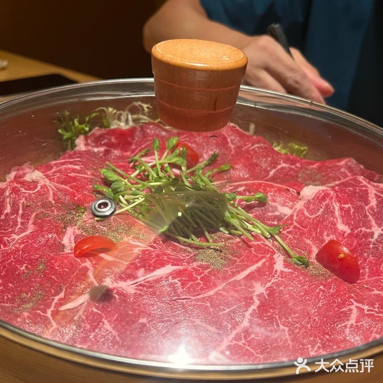 被胖鼓鼓的河豚鱼吸引