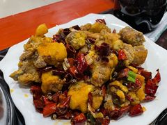 辣子鸡-三江鱼东北特色铁锅炖(骆驼店)