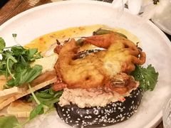 炸软壳蟹配墨鱼汉堡-FLOVIE FLORIST CAFE