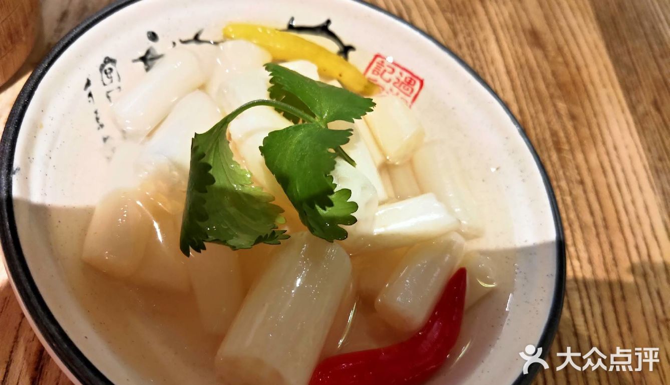 酸辣藕尖脆脆的，酸度刚刚好解腻