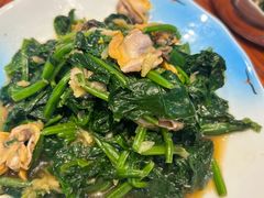 菠菜拌毛蛤蜊-乔家小院•本地小海鲜•非遗驴肉(万年泉路店)