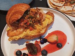 辣味大虾牛油炒蛋可颂-ChitChat奇洽·Bistro(黎黄陂路店)