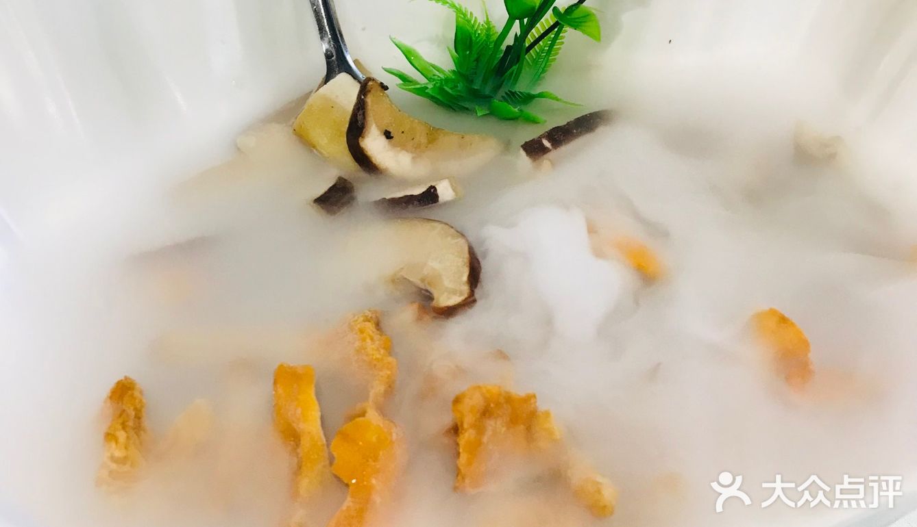 蘸啥都好吃，小笼包皮很软，里面的肉馅很香