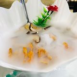 蘸啥都好吃，小笼包皮很软，里面的肉馅很香