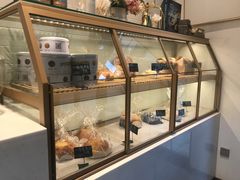 面包甜点陈列柜-朱迪小铺.半糖奶油蛋糕(海汇港店)