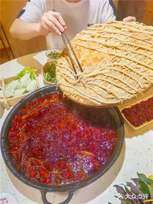 舍下火锅：味蕾的奇幻冒险，一口就爱到疯狂！