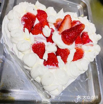 做好呢蛋糕胚加上美味的奶油 好吃的蛋糕就做成了
