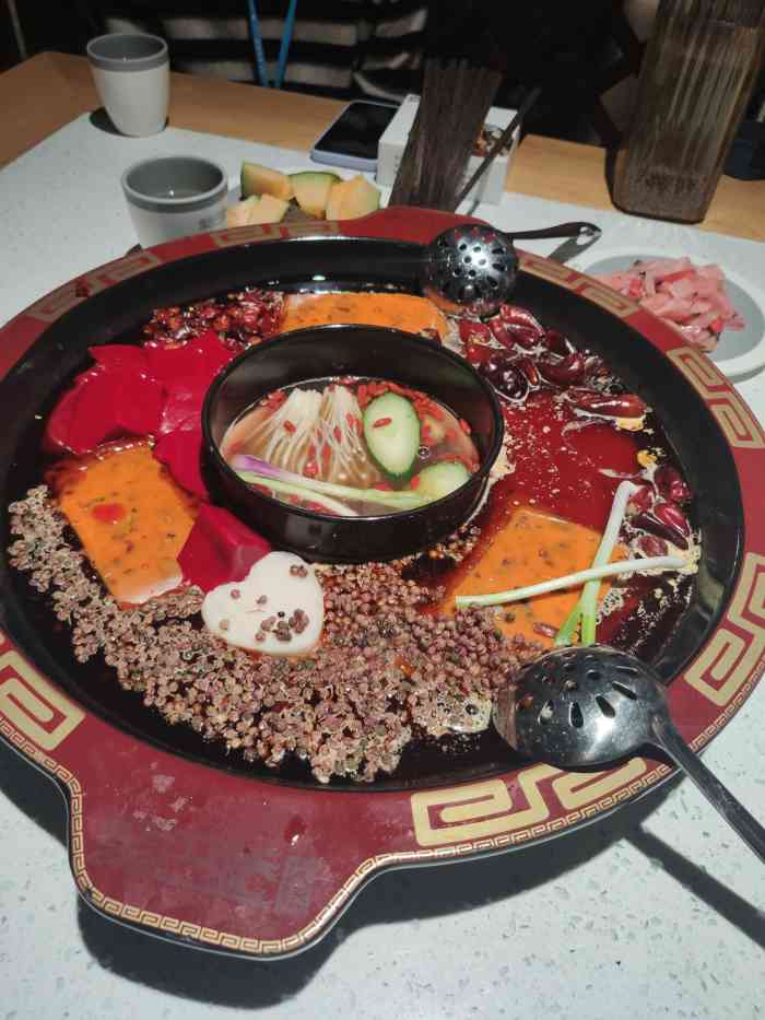 聚巴适火锅店(汽博店)-"傍晚因朋友聚餐就近选了这家火锅店,我们是.
