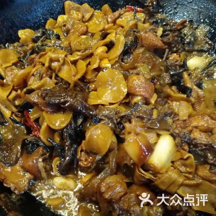 老东北柴火铁锅炖小鸡炖蘑菇土豆干图片-北京东北菜/家常菜-大众点评