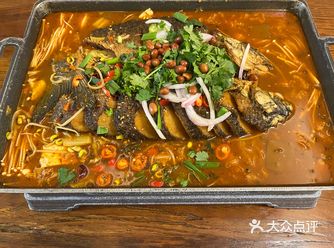 灵隐寺下来后在白乐村有很多农家乐餐厅，小丫头的地理位