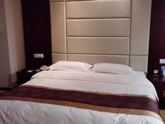 -乌兰湖畔草坪轻奢营地