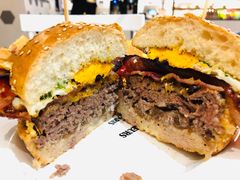 经典牛肉汉堡-HELLO 27 意面·沙拉·帕尼尼