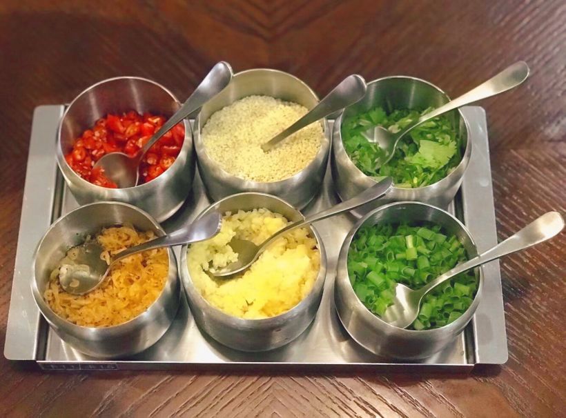 服务员拿上调料,让自己组合搭配.