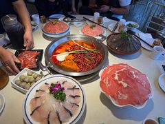 -茅草房·河畔园林火锅