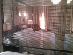 洗浴间内可以升降的电动窗帘-北京丽晶酒店