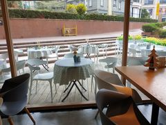 靠窗位-龙治汉堡(中华城店)