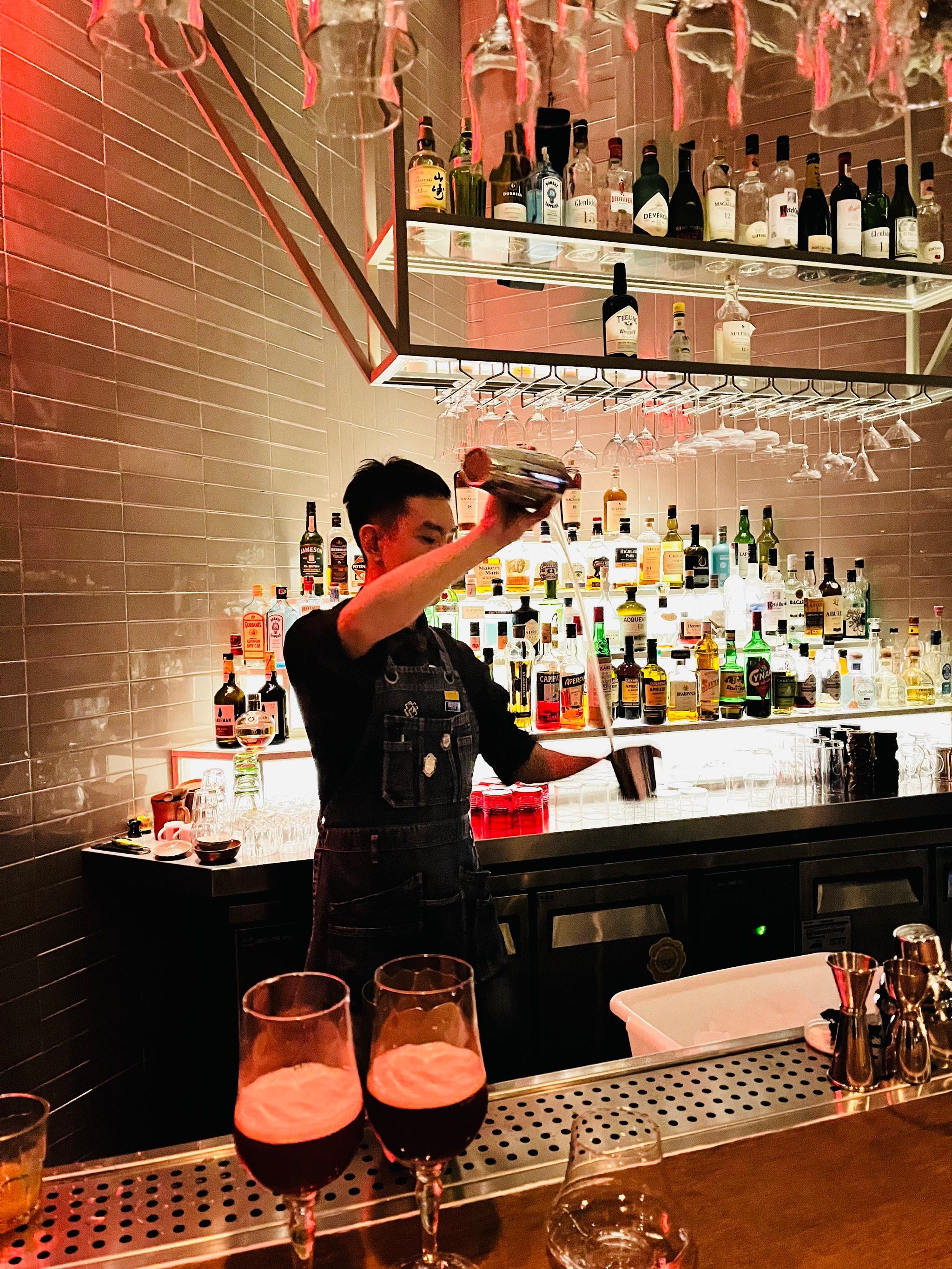 帅气调酒师潇洒炫技,这家宝藏酒吧的鸡尾酒绝了