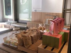 面包甜点陈列柜-顶东面包花园·生日蛋糕(世博店)