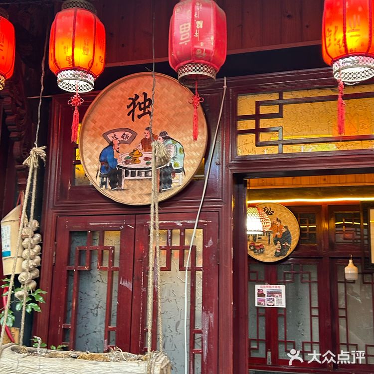 不愧是散养的跑山鸡味道就是好吃，鸡肉还是被烟熏过的