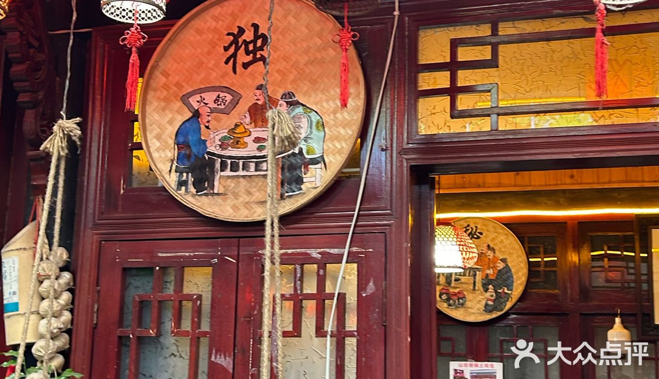 不愧是散养的跑山鸡味道就是好吃，鸡肉还是被烟熏过的