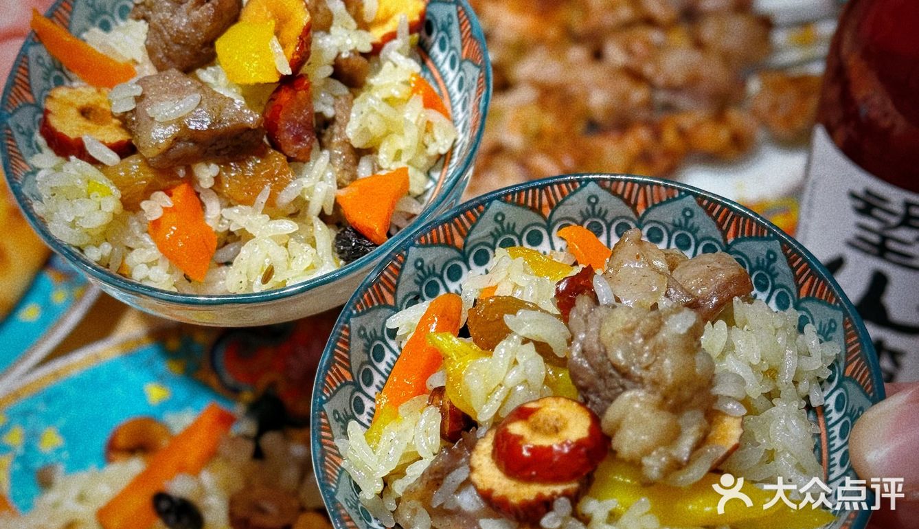 手抓饭配羊肉串，满口飘香的满足[调皮]