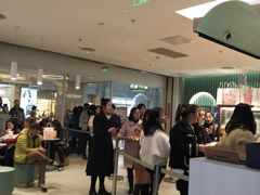 等位区-奈雪的茶(亨特国际广场店)