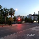 在街边酒吧要一杯酒，看着街上来来去去的人，都走的很悠闲