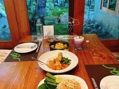 -Chom Cafe and Restaurant