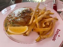 烧烤鲜比目鱼柳配藏红花汁及薯条-Entrecôte 法国牛扒馆(保利·时光里店)
