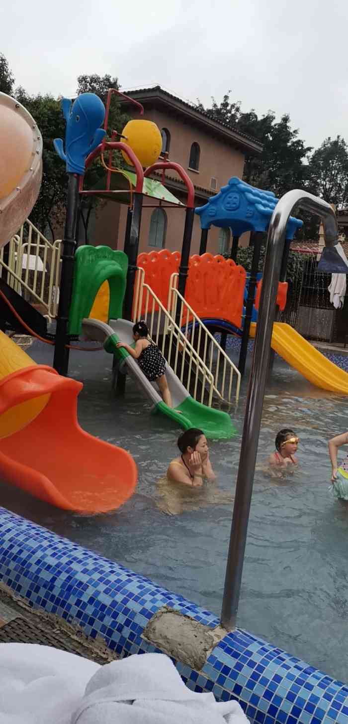 上邦璞石温泉-"位置:出行前往最好是开车,停车场分室内室.