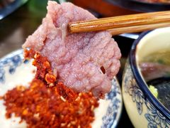 蘸辣椒面-乐山食古香跷脚牛肉