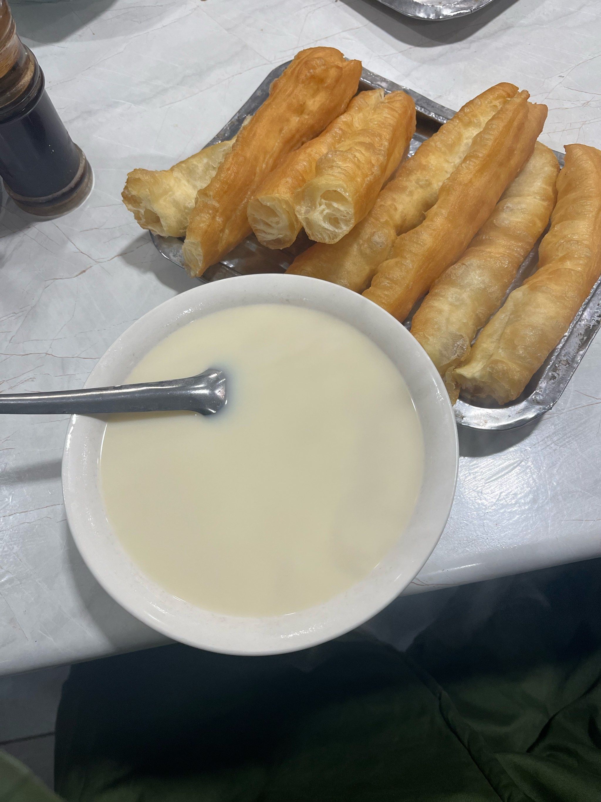 大清早在大车家巷北口吃油条豆浆,传统的中式早餐,泡着吃干吃,豆浆