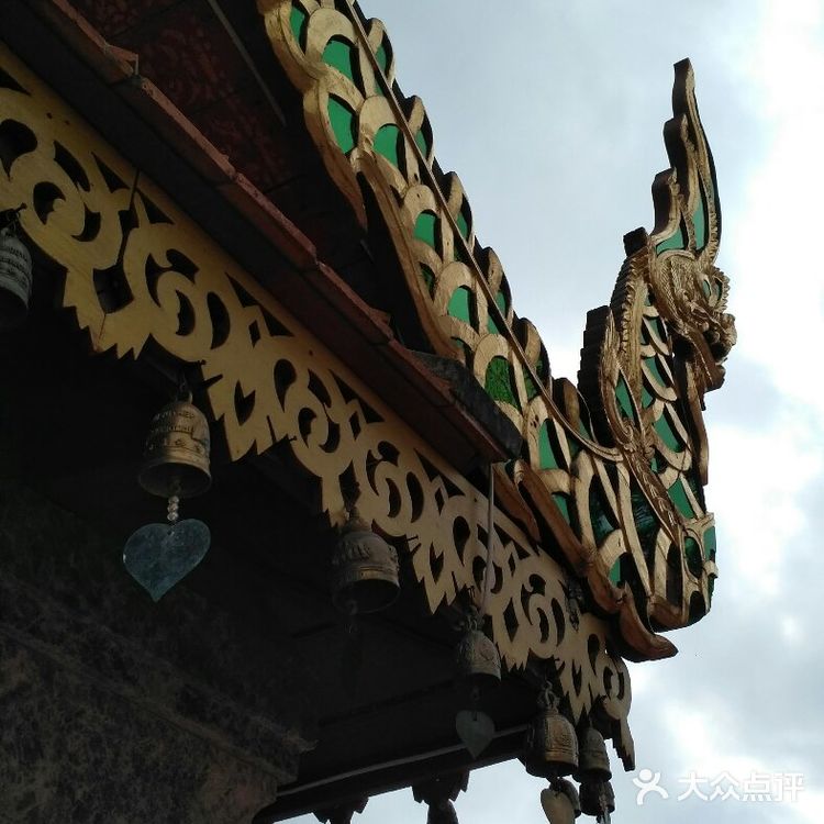 双龙寺在素贴山上面，在清迈的近郊，从清迈北门叫双条车