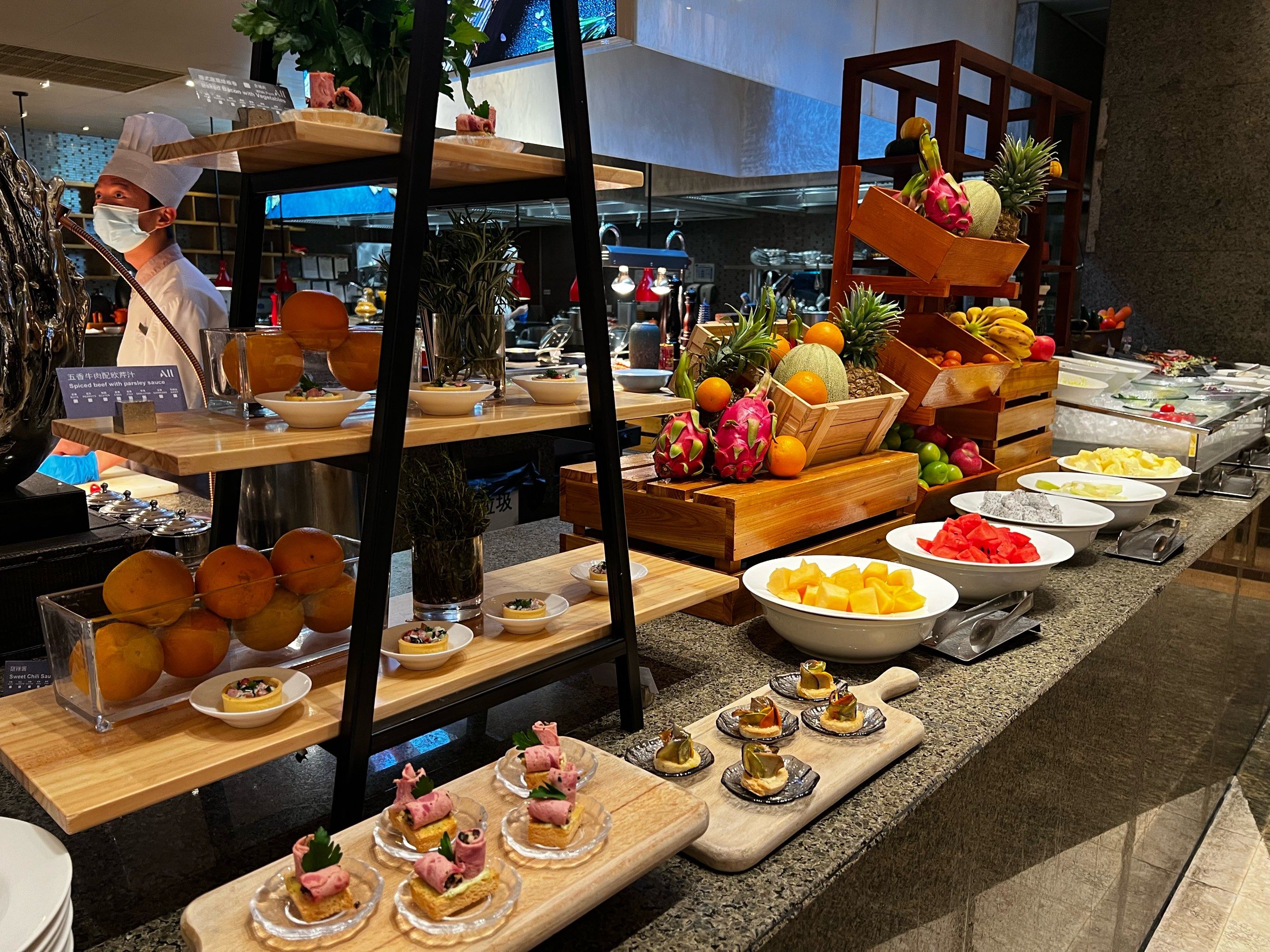 今天我们来这里吃自助餐,原来这里是香格里拉酒店