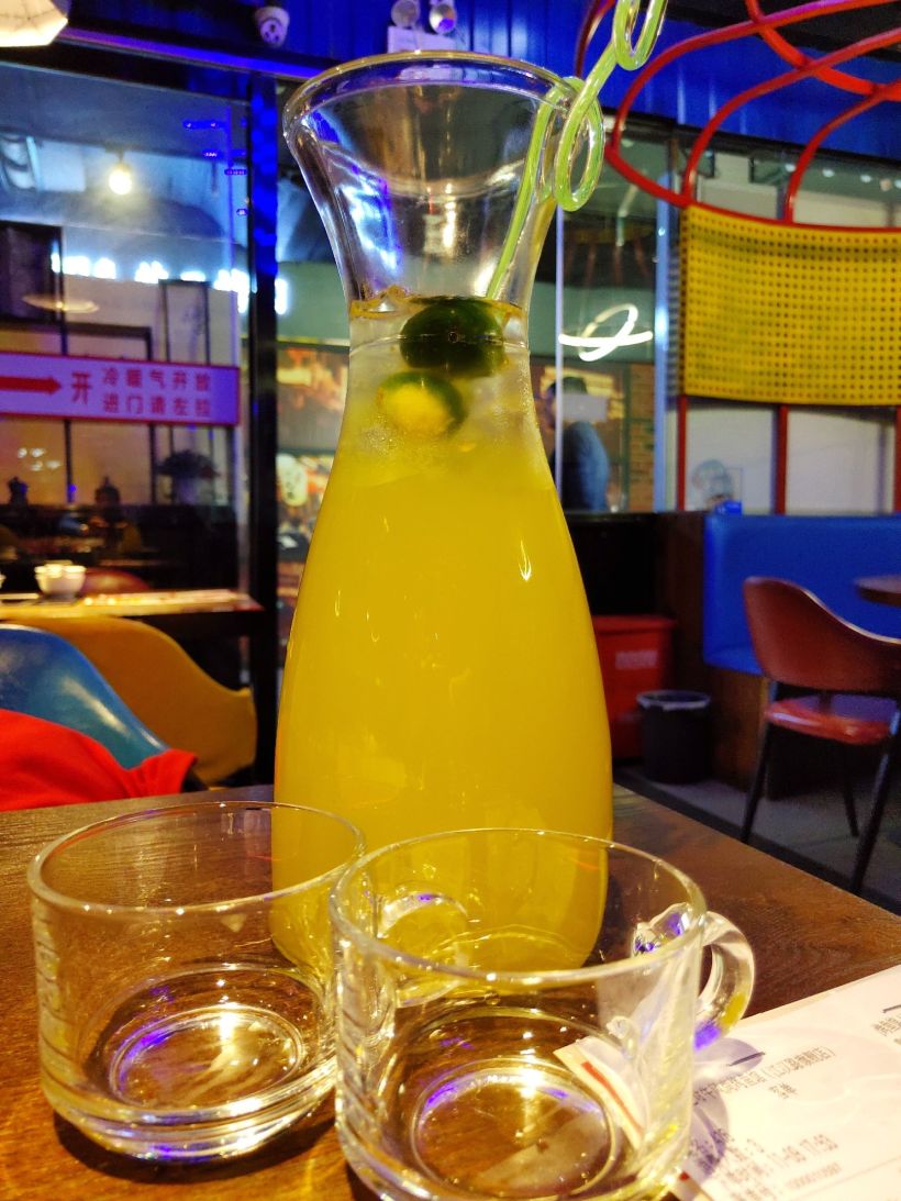 金桔柠檬 金桔柠檬配上百香果, 一扎调味果汁看起来不错.