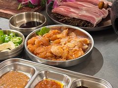 -围炉肉舍•炭烤活鳗•丹东海鲜烤肉(步行街店)