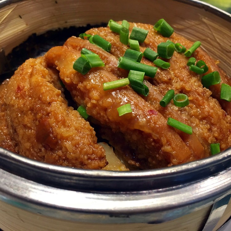 杂胡椒炒肥肠,也是潜江的特色美食之一.