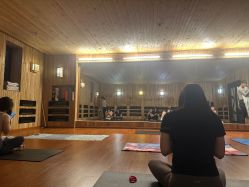 -威思丽高温瑜伽会馆