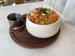 鲑鱼牛油果饭-The Rug Cafe(王府中环店)