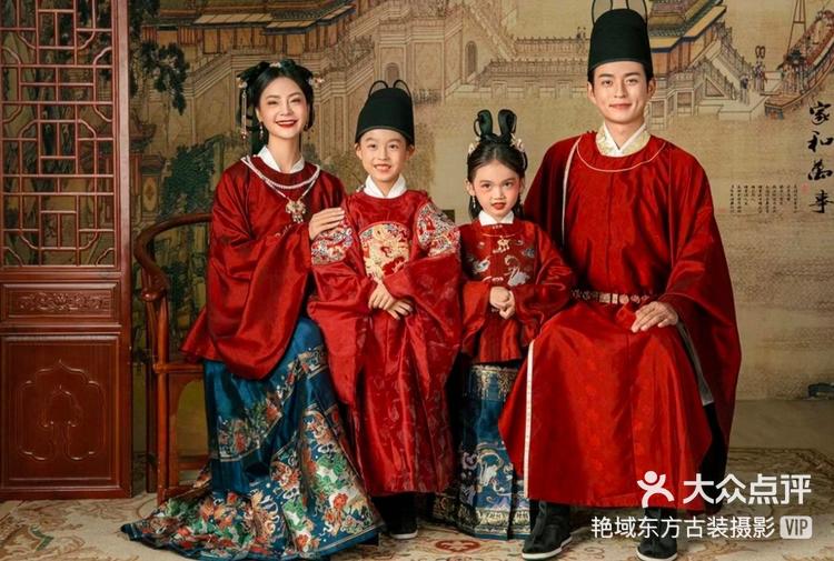 一家六口整整齐齐,妥妥的大户人家家族