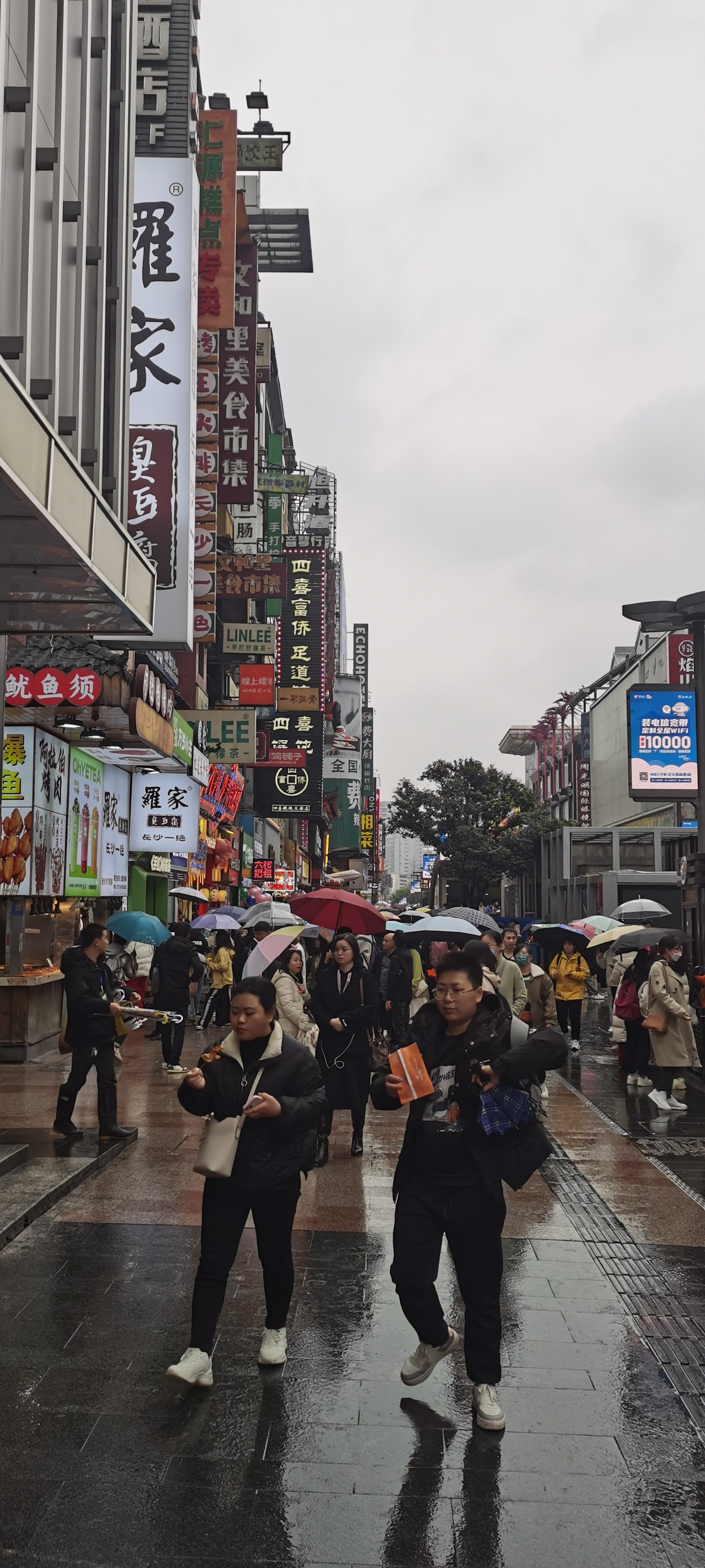 热闹的街景 真实图片