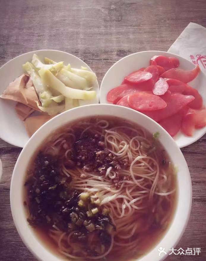 这是一家多年的老店，店铺装修很简单