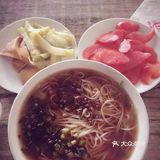 这是一家多年的老店，店铺装修很简单