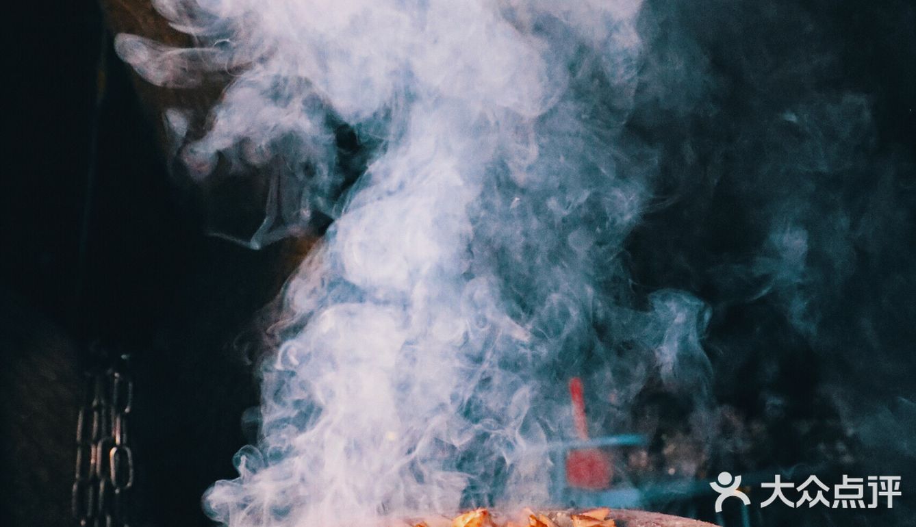 架一炭炉，几串烤肉，一杯冰啤，钟情于夜晚的静