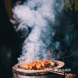 架一炭炉，几串烤肉，一杯冰啤，钟情于夜晚的静