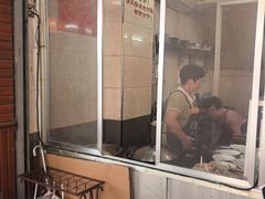 -松树干拌面店