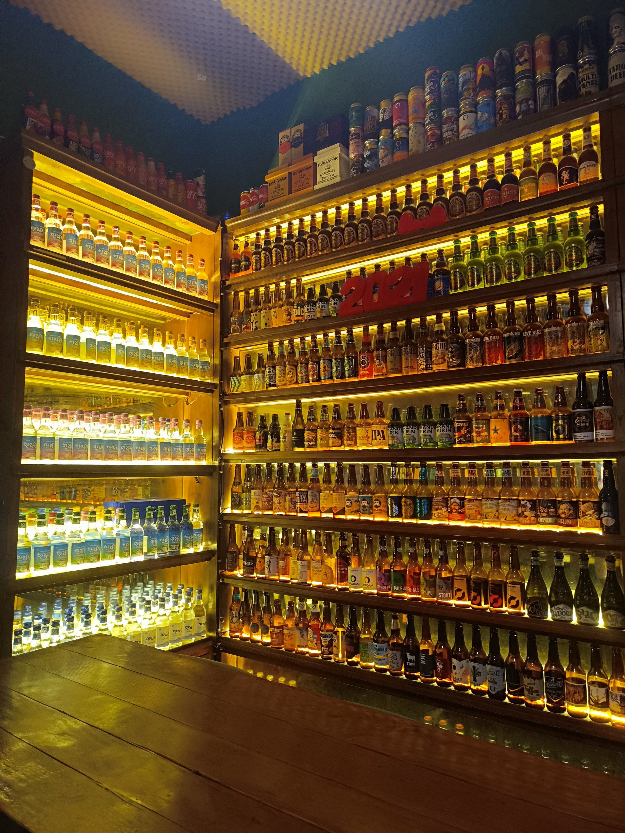 今天来这家店品尝啤酒,店长是个亲切好客的